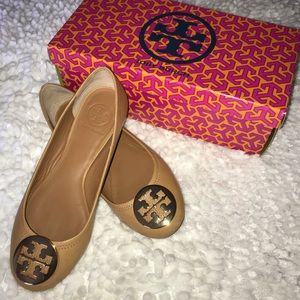 Tory Burch flat shoes.
Logo medallion.
Slip-on